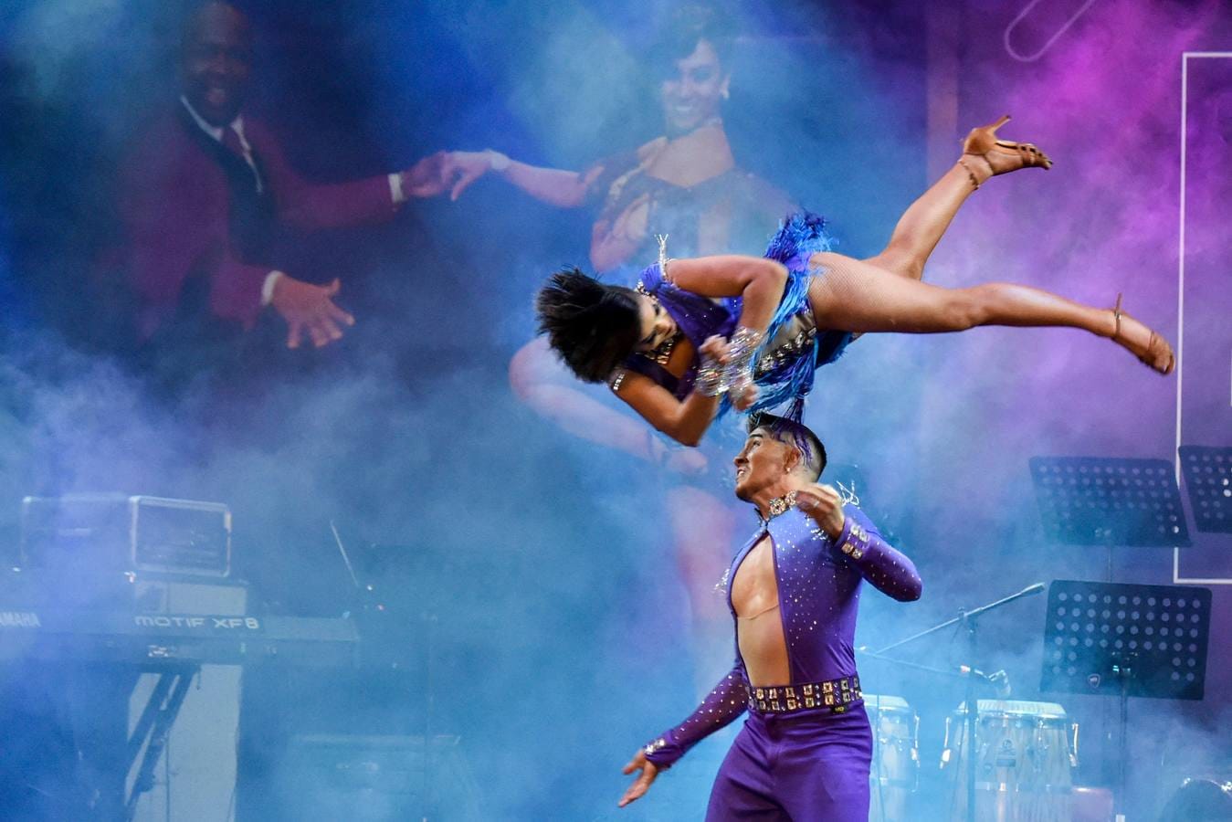 Bailarines compiten durante el Festival Mundial de Salsa en Cali (Colombia). 