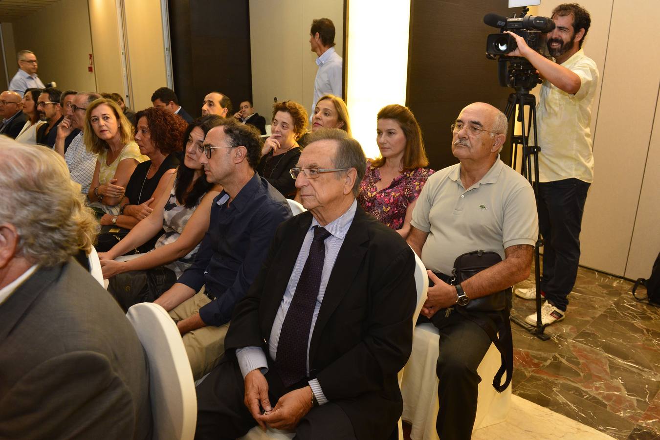 El jefe de Local de 'La Verdad' presentó en el Hotel Occidental Murcia Siete Coronas su libro 'Pioneros', que retrata las trayectorias de grandes empresarios hortofrutícolas.