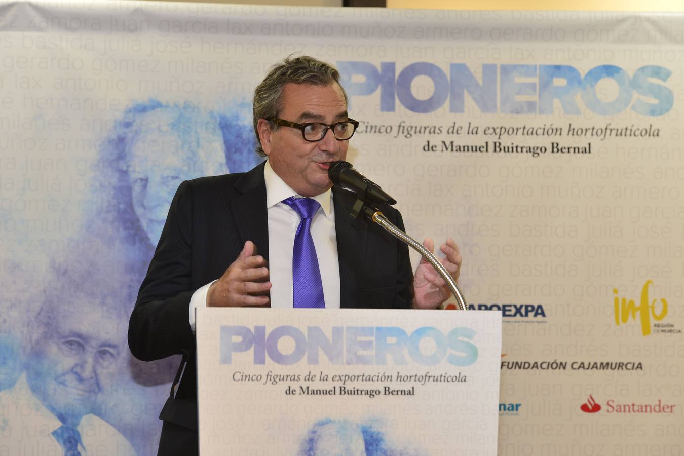 El jefe de Local de 'La Verdad' presentó en el Hotel Occidental Murcia Siete Coronas su libro 'Pioneros', que retrata las trayectorias de grandes empresarios hortofrutícolas.