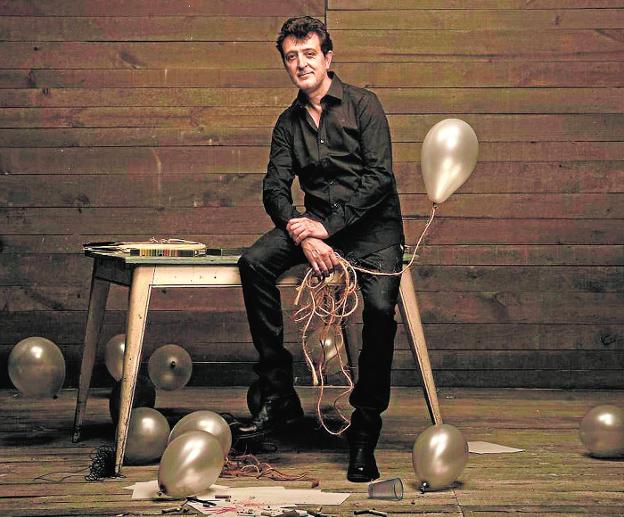 El cantante Manolo García, que vuelve a Murcia más espiritual que nunca, rodeado de globos. 