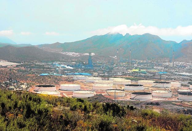 Panorámica del valle industrial de Escombreras, con la sierra de la Fausilla al fondo, en una imagen de archivo. 