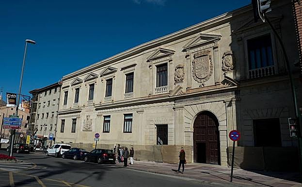 Fachada del Palacio Almudí. 