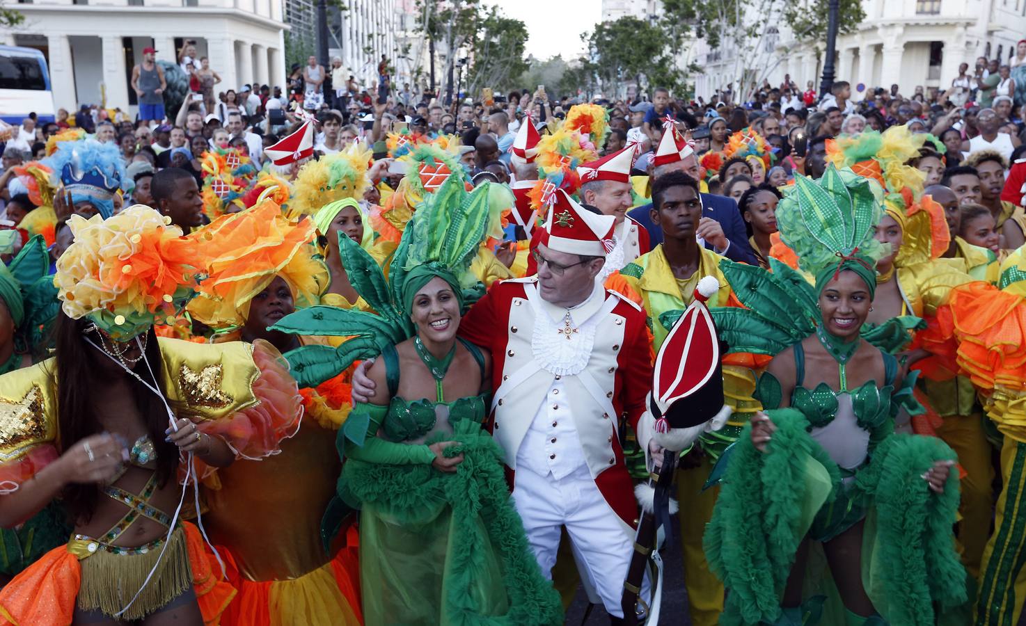 Integrantes de los «Rote Funken», la agrupación más antigua del Carnaval de Colonia, en Alemania, bailan junto a los de la comparsa habanera Los Guaracheros de Regla en el Paseo del Prado en La Habana (Cuba). Las dos agrupaciones desfilaron juntas como parte de un intercambio cultural entre Alemania y Cuba.