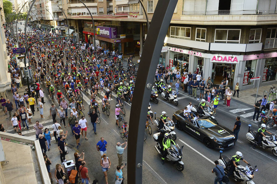 Alejandro Valverde genera gran expectación entre sus paisanos a su paso por la Gran Vía de Murcia, que recorrió a bordo de un descapotable y acompañado por centenares de ciclistas