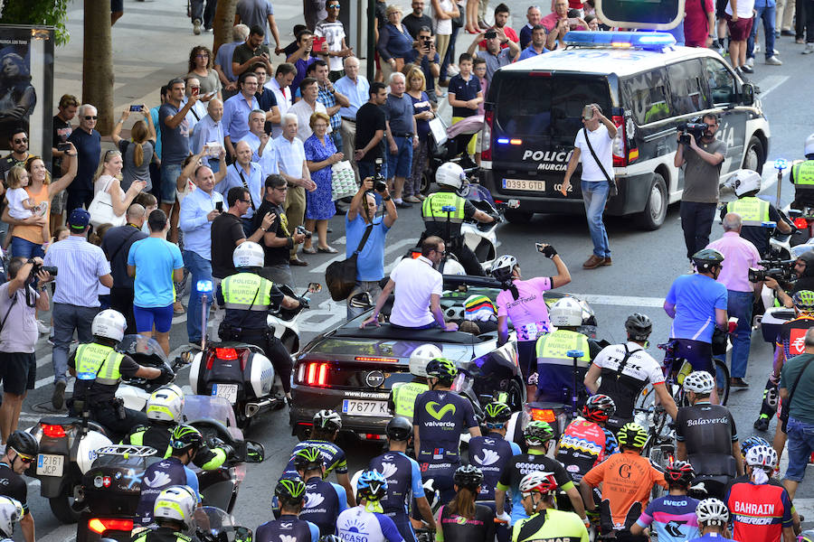 Alejandro Valverde genera gran expectación entre sus paisanos a su paso por la Gran Vía de Murcia, que recorrió a bordo de un descapotable y acompañado por centenares de ciclistas