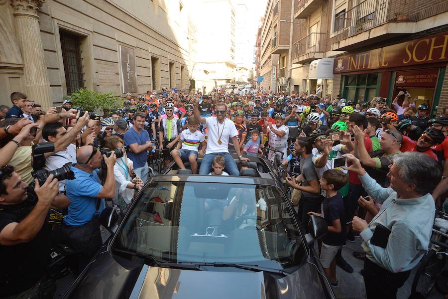 Alejandro Valverde genera gran expectación entre sus paisanos a su paso por la Gran Vía de Murcia, que recorrió a bordo de un descapotable y acompañado por centenares de ciclistas