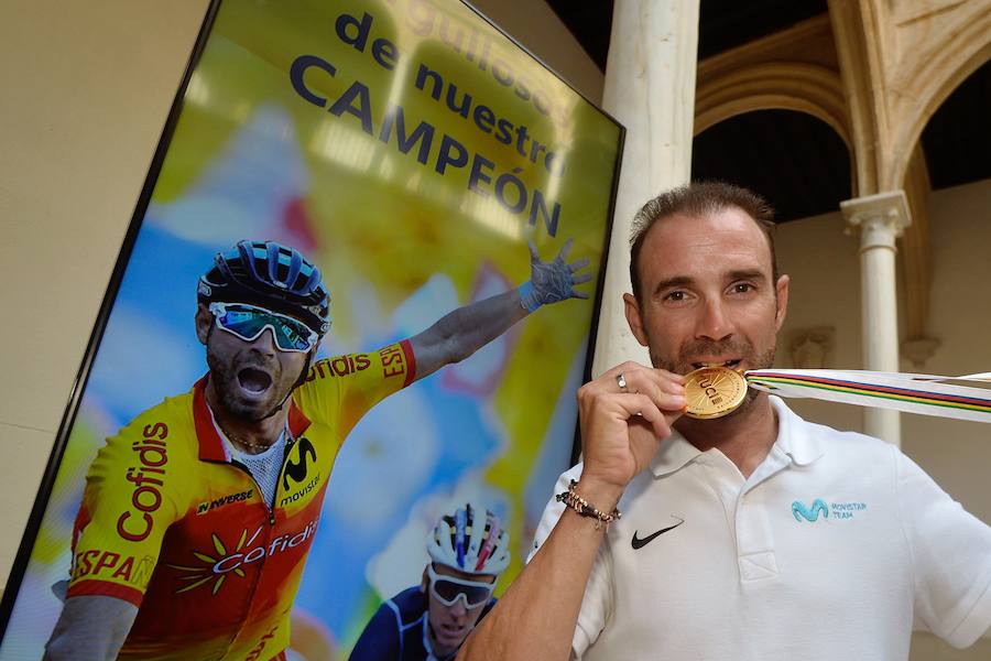 Alejandro Valverde genera gran expectación entre sus paisanos a su paso por la Gran Vía de Murcia, que recorrió a bordo de un descapotable y acompañado por centenares de ciclistas