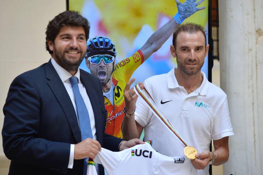 Alejandro Valverde genera gran expectación entre sus paisanos a su paso por la Gran Vía de Murcia, que recorrió a bordo de un descapotable y acompañado por centenares de ciclistas