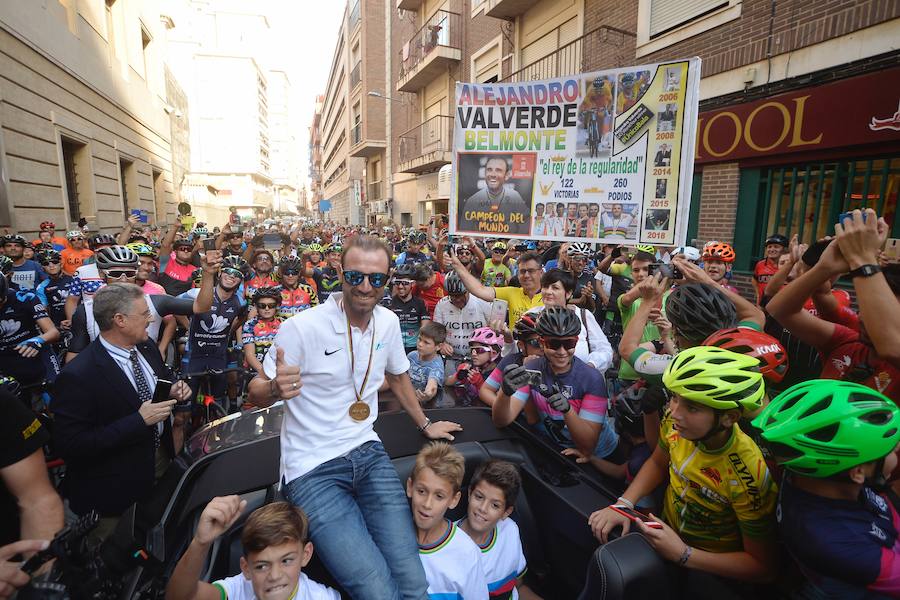 Alejandro Valverde genera gran expectación entre sus paisanos a su paso por la Gran Vía de Murcia, que recorrió a bordo de un descapotable y acompañado por centenares de ciclistas