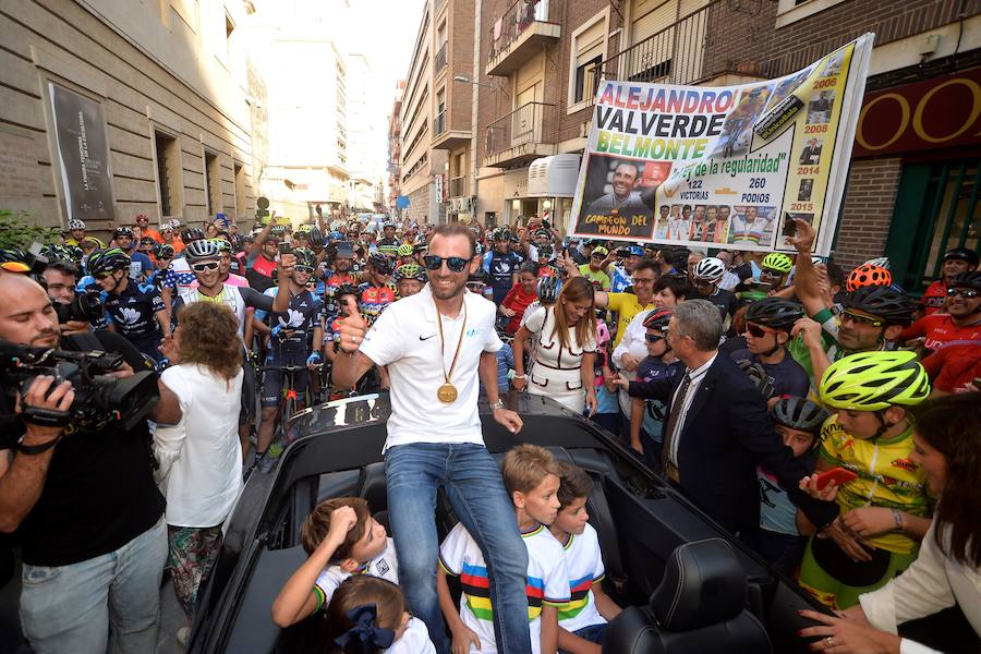 Alejandro Valverde genera gran expectación entre sus paisanos a su paso por la Gran Vía de Murcia, que recorrió a bordo de un descapotable y acompañado por centenares de ciclistas