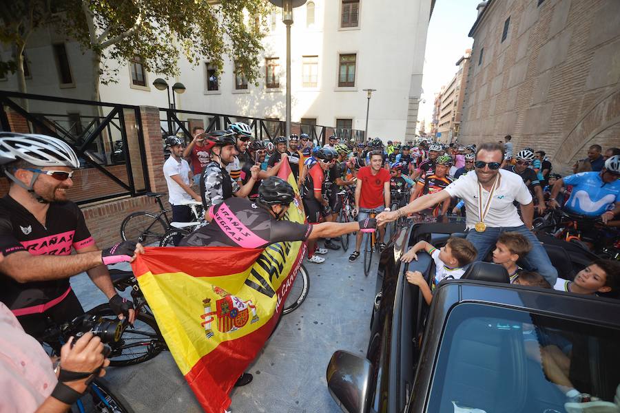 Alejandro Valverde genera gran expectación entre sus paisanos a su paso por la Gran Vía de Murcia, que recorrió a bordo de un descapotable y acompañado por centenares de ciclistas