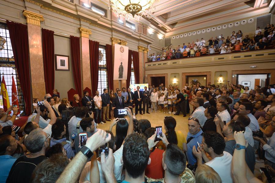 Alejandro Valverde genera gran expectación entre sus paisanos a su paso por la Gran Vía de Murcia, que recorrió a bordo de un descapotable y acompañado por centenares de ciclistas