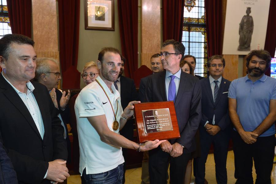 Alejandro Valverde genera gran expectación entre sus paisanos a su paso por la Gran Vía de Murcia, que recorrió a bordo de un descapotable y acompañado por centenares de ciclistas