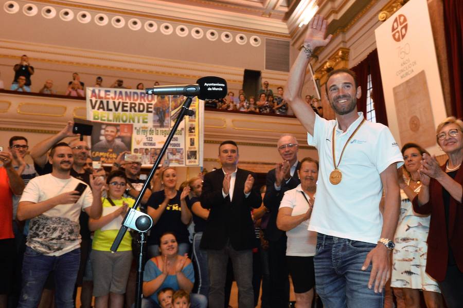 Alejandro Valverde genera gran expectación entre sus paisanos a su paso por la Gran Vía de Murcia, que recorrió a bordo de un descapotable y acompañado por centenares de ciclistas