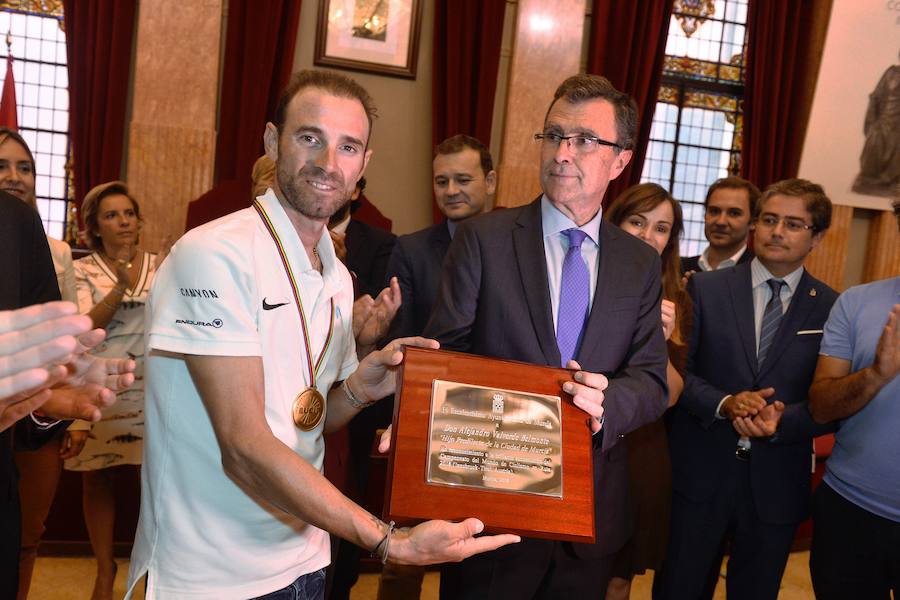 Alejandro Valverde genera gran expectación entre sus paisanos a su paso por la Gran Vía de Murcia, que recorrió a bordo de un descapotable y acompañado por centenares de ciclistas