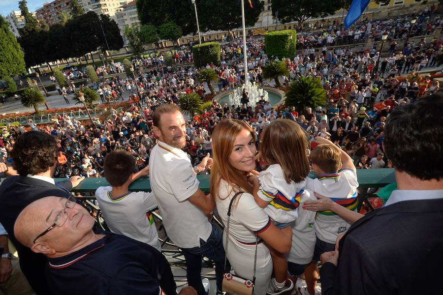 Alejandro Valverde genera gran expectación entre sus paisanos a su paso por la Gran Vía de Murcia, que recorrió a bordo de un descapotable y acompañado por centenares de ciclistas