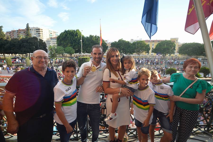 Alejandro Valverde genera gran expectación entre sus paisanos a su paso por la Gran Vía de Murcia, que recorrió a bordo de un descapotable y acompañado por centenares de ciclistas