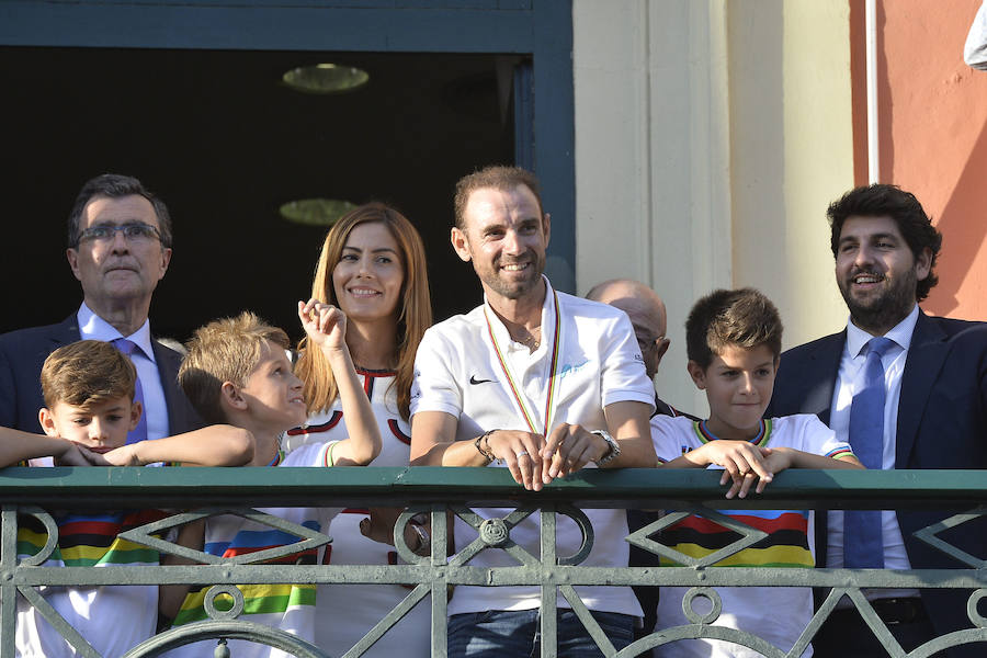 Alejandro Valverde genera gran expectación entre sus paisanos a su paso por la Gran Vía de Murcia, que recorrió a bordo de un descapotable y acompañado por centenares de ciclistas