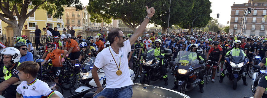 Alejandro Valverde genera gran expectación entre sus paisanos a su paso por la Gran Vía de Murcia, que recorrió a bordo de un descapotable y acompañado por centenares de ciclistas