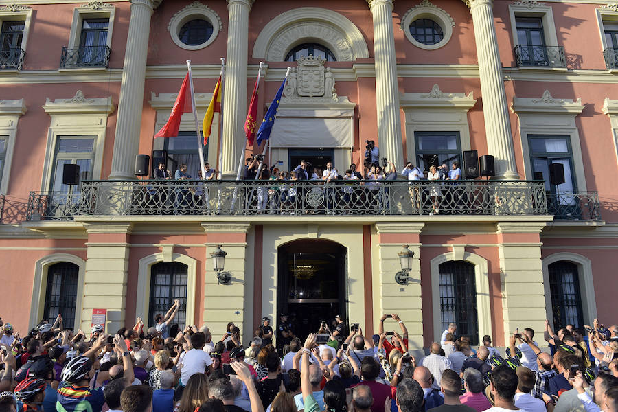 Alejandro Valverde genera gran expectación entre sus paisanos a su paso por la Gran Vía de Murcia, que recorrió a bordo de un descapotable y acompañado por centenares de ciclistas