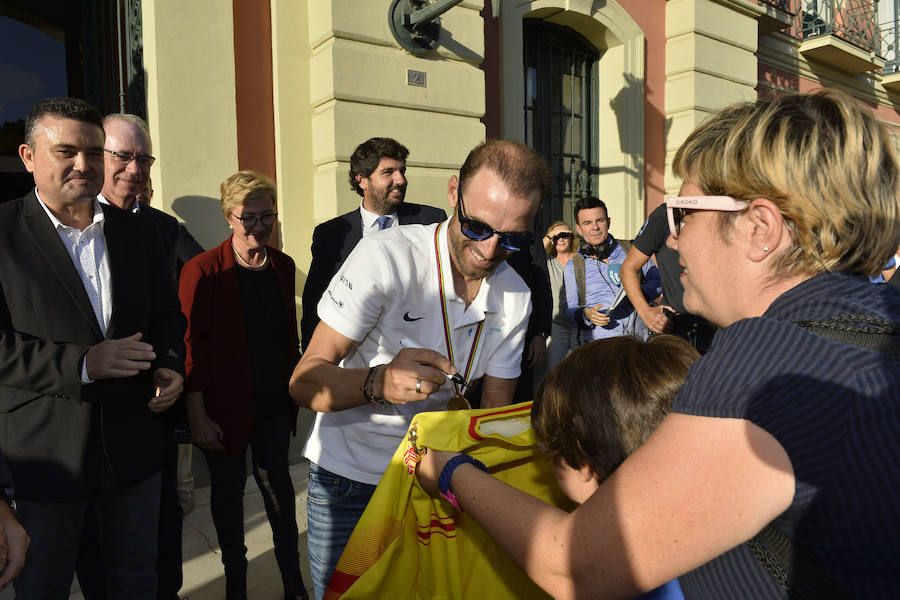 Alejandro Valverde genera gran expectación entre sus paisanos a su paso por la Gran Vía de Murcia, que recorrió a bordo de un descapotable y acompañado por centenares de ciclistas