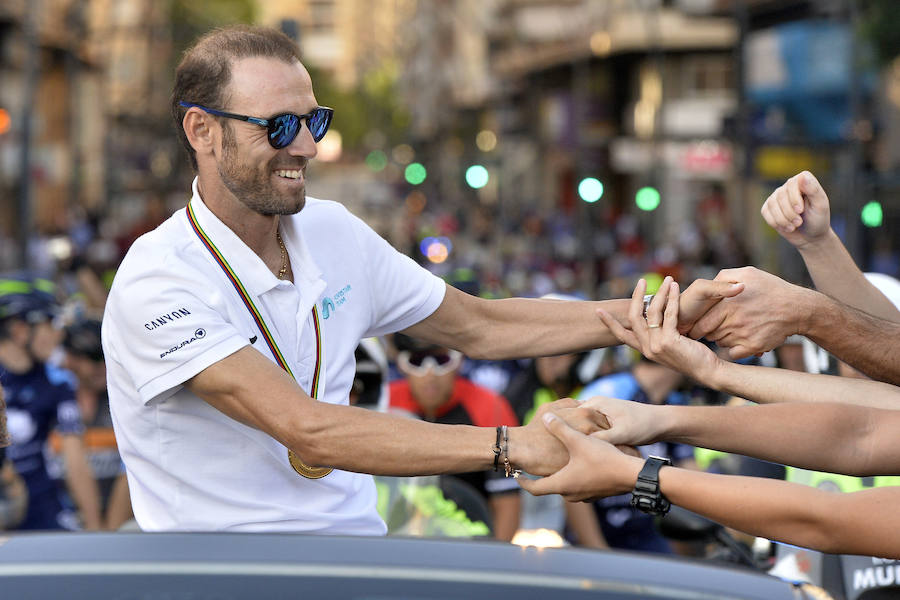 Alejandro Valverde genera gran expectación entre sus paisanos a su paso por la Gran Vía de Murcia, que recorrió a bordo de un descapotable y acompañado por centenares de ciclistas