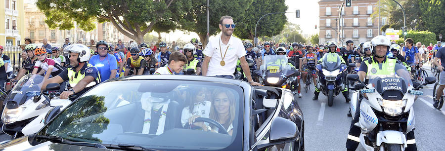 Alejandro Valverde genera gran expectación entre sus paisanos a su paso por la Gran Vía de Murcia, que recorrió a bordo de un descapotable y acompañado por centenares de ciclistas