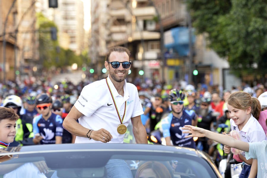 Alejandro Valverde genera gran expectación entre sus paisanos a su paso por la Gran Vía de Murcia, que recorrió a bordo de un descapotable y acompañado por centenares de ciclistas