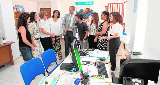Colaboradores de Unicef, durante la inauguración de la nueva sede en Murcia. 