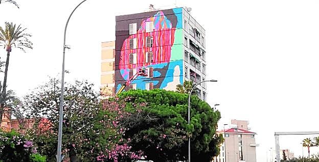 Estado que presentaba ayer por la mañana el rostro pintado sobre una fachada de la avenida Primero de Mayo. 