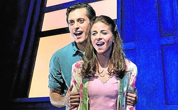 Javier Ariano, que interpreta a Tony, junto a la actriz Talía del Val, que da vida a María. 