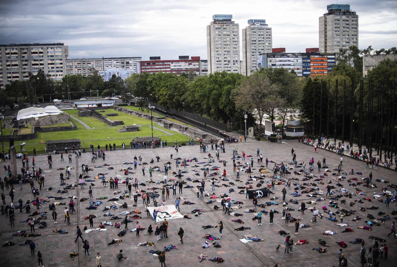 Víctimas de la represión estudiantil de 1968 y estudiantes universitarios se unieron para marchar a lo largo de Ciudad de México y exigir justicia el mismo día en que se cumplen 50 años de la masacre perpetrada por el Ejército mexicano contra un mitin de estudiantes en el barrio de Tlatelolco.