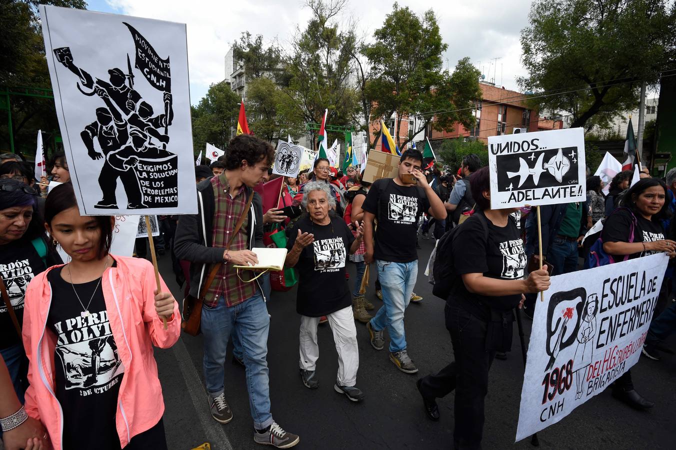 Víctimas de la represión estudiantil de 1968 y estudiantes universitarios se unieron para marchar a lo largo de Ciudad de México y exigir justicia el mismo día en que se cumplen 50 años de la masacre perpetrada por el Ejército mexicano contra un mitin de estudiantes en el barrio de Tlatelolco.