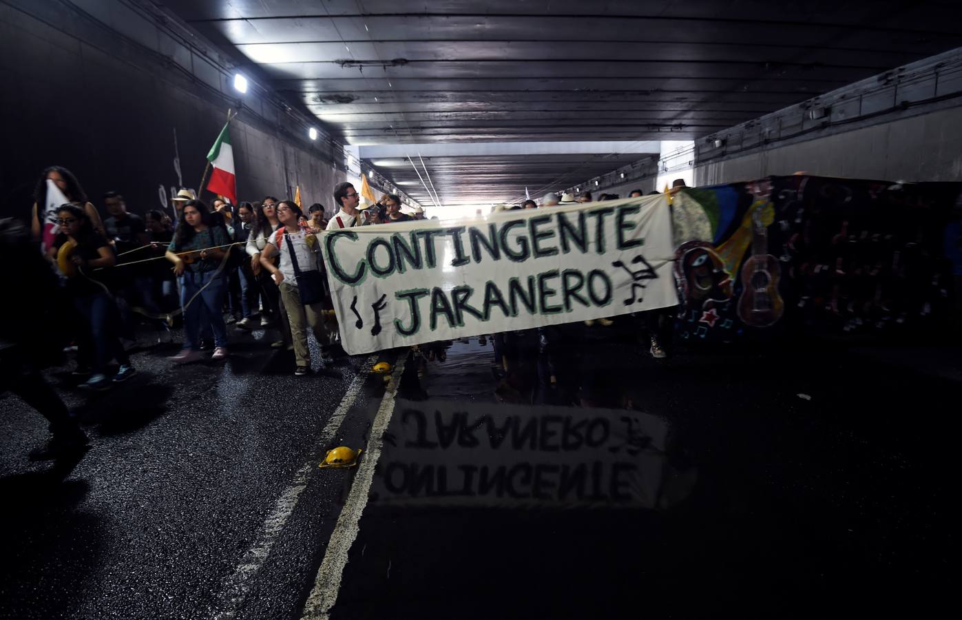 Víctimas de la represión estudiantil de 1968 y estudiantes universitarios se unieron para marchar a lo largo de Ciudad de México y exigir justicia el mismo día en que se cumplen 50 años de la masacre perpetrada por el Ejército mexicano contra un mitin de estudiantes en el barrio de Tlatelolco.