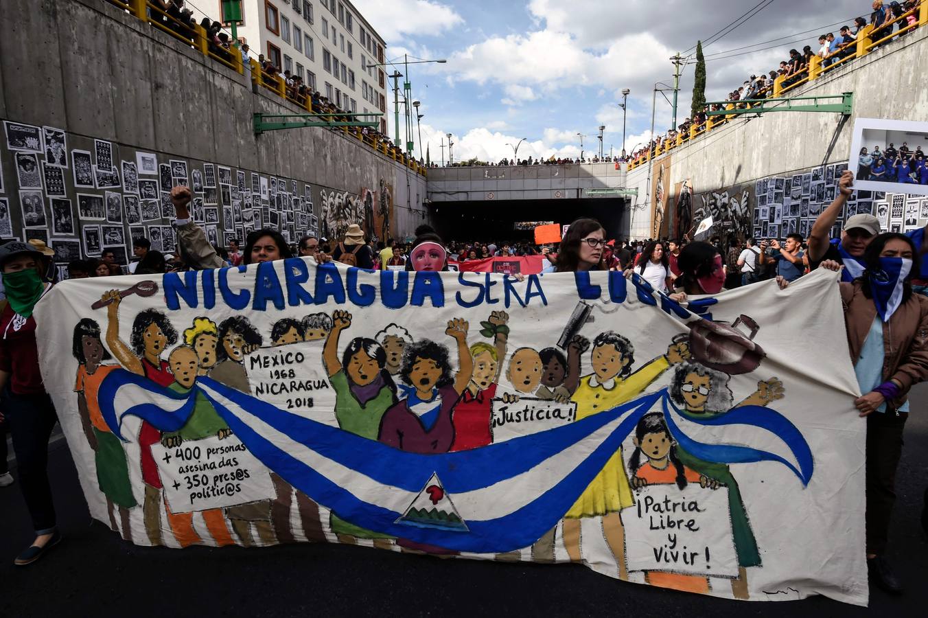 Víctimas de la represión estudiantil de 1968 y estudiantes universitarios se unieron para marchar a lo largo de Ciudad de México y exigir justicia el mismo día en que se cumplen 50 años de la masacre perpetrada por el Ejército mexicano contra un mitin de estudiantes en el barrio de Tlatelolco.