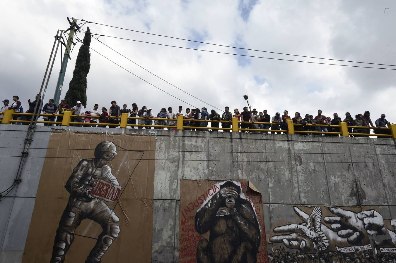 Víctimas de la represión estudiantil de 1968 y estudiantes universitarios se unieron para marchar a lo largo de Ciudad de México y exigir justicia el mismo día en que se cumplen 50 años de la masacre perpetrada por el Ejército mexicano contra un mitin de estudiantes en el barrio de Tlatelolco.