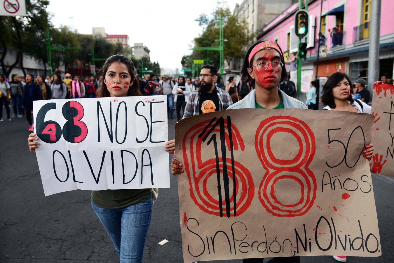 Víctimas de la represión estudiantil de 1968 y estudiantes universitarios se unieron para marchar a lo largo de Ciudad de México y exigir justicia el mismo día en que se cumplen 50 años de la masacre perpetrada por el Ejército mexicano contra un mitin de estudiantes en el barrio de Tlatelolco.