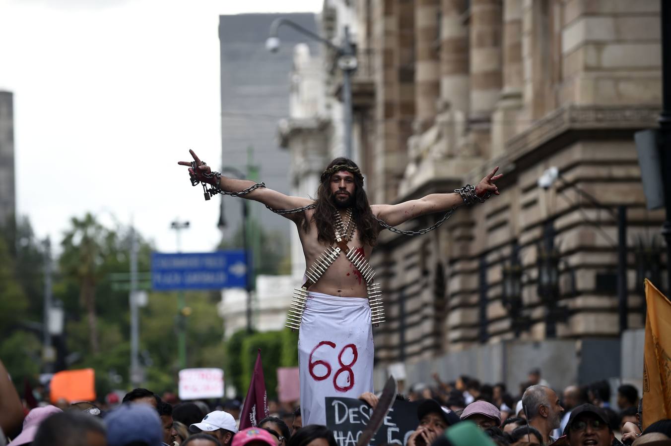 Víctimas de la represión estudiantil de 1968 y estudiantes universitarios se unieron para marchar a lo largo de Ciudad de México y exigir justicia el mismo día en que se cumplen 50 años de la masacre perpetrada por el Ejército mexicano contra un mitin de estudiantes en el barrio de Tlatelolco.