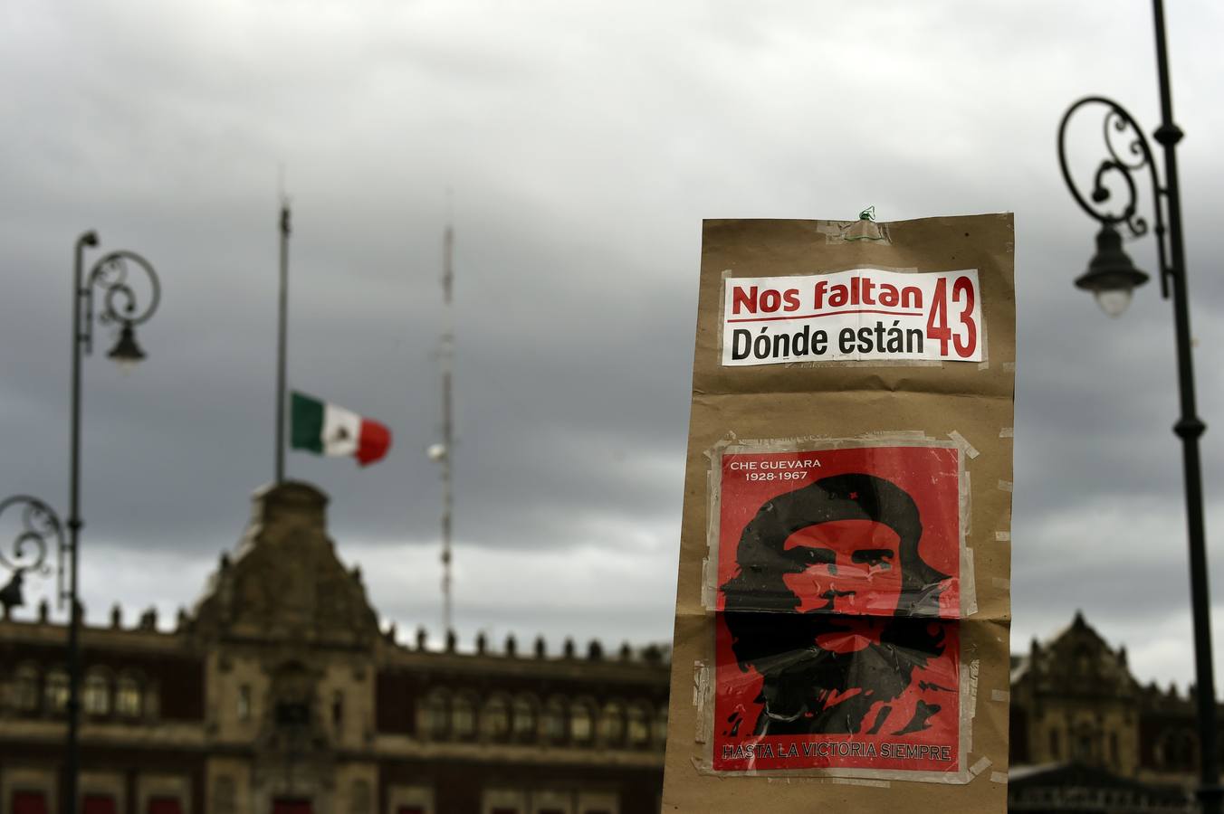 Víctimas de la represión estudiantil de 1968 y estudiantes universitarios se unieron para marchar a lo largo de Ciudad de México y exigir justicia el mismo día en que se cumplen 50 años de la masacre perpetrada por el Ejército mexicano contra un mitin de estudiantes en el barrio de Tlatelolco.