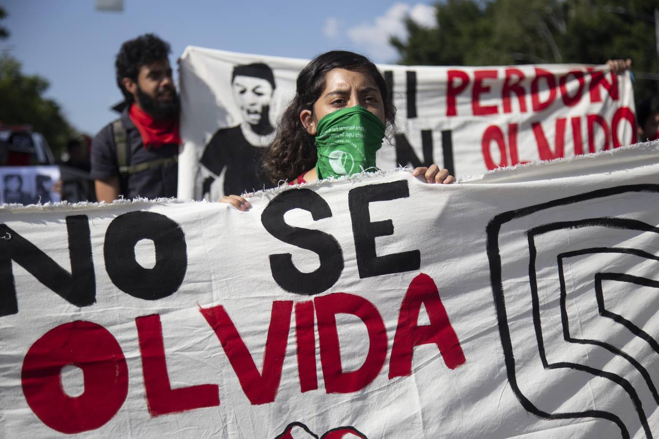 Víctimas de la represión estudiantil de 1968 y estudiantes universitarios se unieron para marchar a lo largo de Ciudad de México y exigir justicia el mismo día en que se cumplen 50 años de la masacre perpetrada por el Ejército mexicano contra un mitin de estudiantes en el barrio de Tlatelolco.