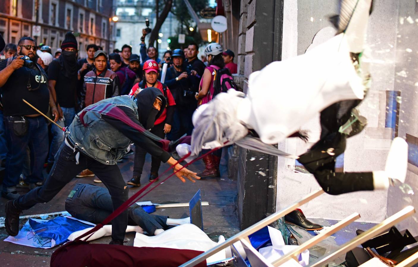 Víctimas de la represión estudiantil de 1968 y estudiantes universitarios se unieron para marchar a lo largo de Ciudad de México y exigir justicia el mismo día en que se cumplen 50 años de la masacre perpetrada por el Ejército mexicano contra un mitin de estudiantes en el barrio de Tlatelolco.