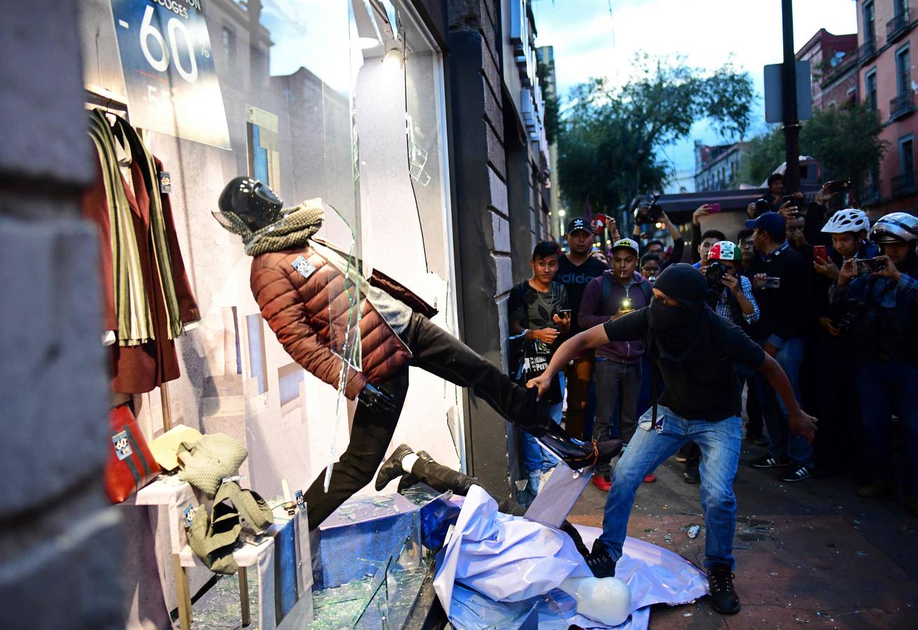 Víctimas de la represión estudiantil de 1968 y estudiantes universitarios se unieron para marchar a lo largo de Ciudad de México y exigir justicia el mismo día en que se cumplen 50 años de la masacre perpetrada por el Ejército mexicano contra un mitin de estudiantes en el barrio de Tlatelolco.