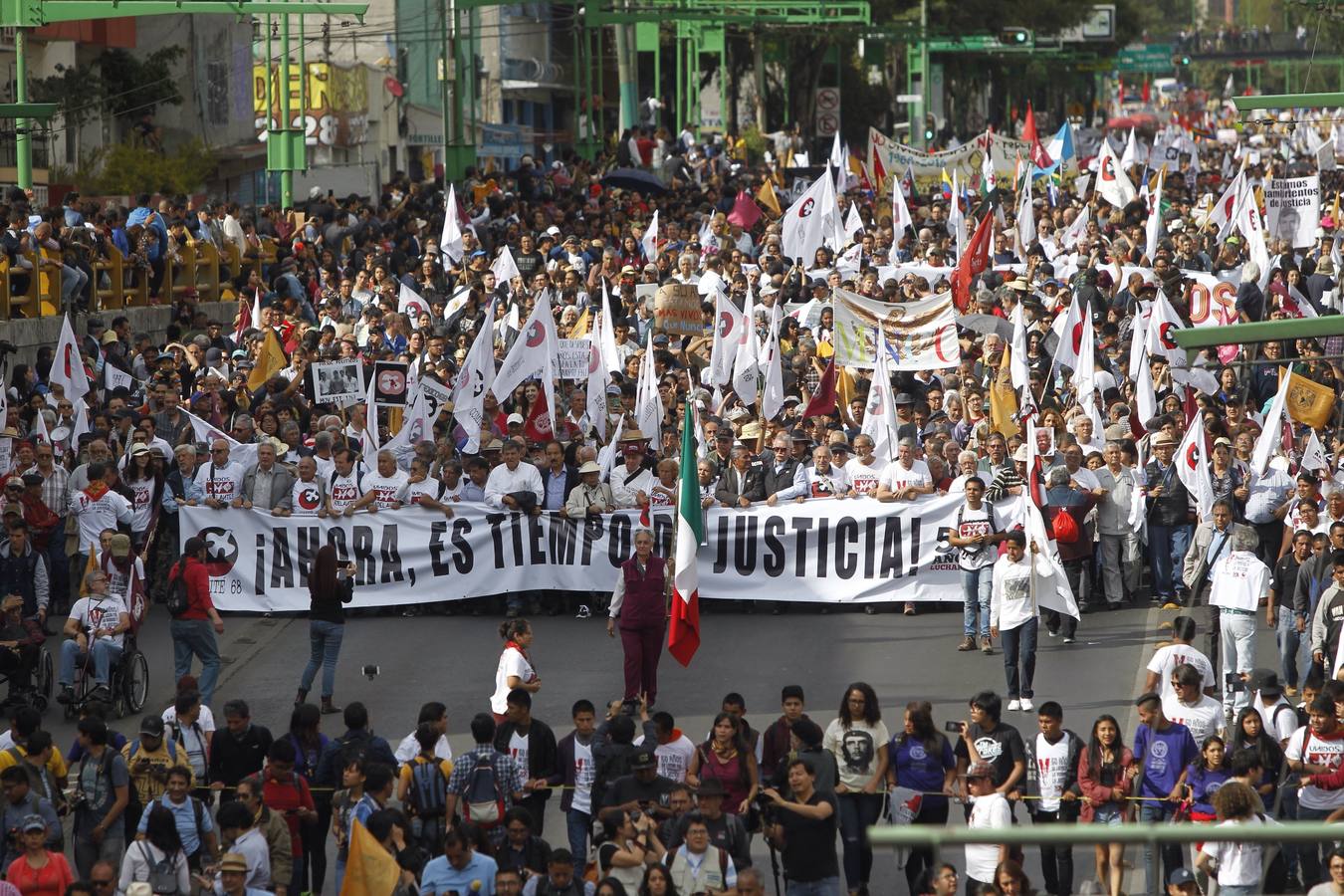 Víctimas de la represión estudiantil de 1968 y estudiantes universitarios se unieron para marchar a lo largo de Ciudad de México y exigir justicia el mismo día en que se cumplen 50 años de la masacre perpetrada por el Ejército mexicano contra un mitin de estudiantes en el barrio de Tlatelolco.