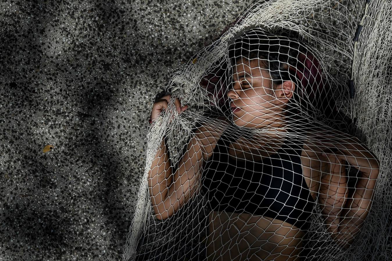 Activistas ambientales realizan una protesta en la que se colocaron anzuelos de pesca en la boca para representar el sufrimiento de los peces al ser atrapados, en el marco del Día Mundial de los Animales, en Cali (Colombia). 