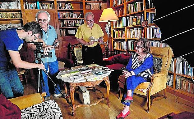 Primitivo Pérez da indicaciones a un técnico, en presencia de José A. Postigo y Dionisia García. 