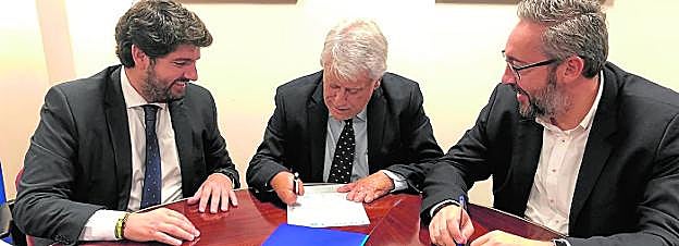 Juan Guillamón, entre López Miras y Martínez, firmando ayer su afiliación al PP. 