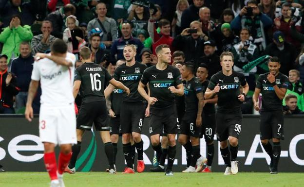 Los jugadores del Krasnodar celebran uno de sus dos goles al Sevilla.