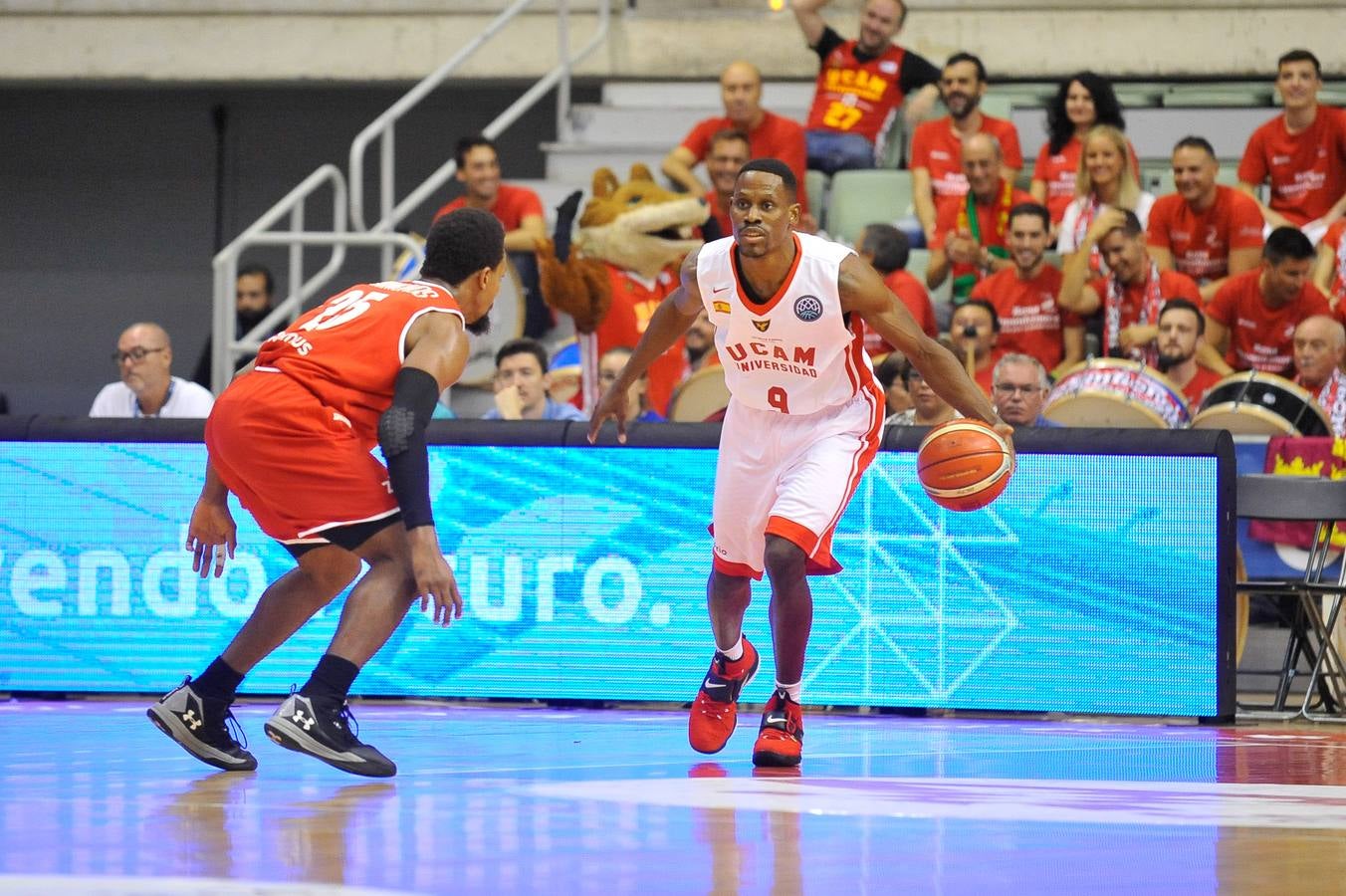 El conjunto universitario pasa la fase previa de la Basketball CL, tras caer en casa frente al Spriou Charleroi por 78-82