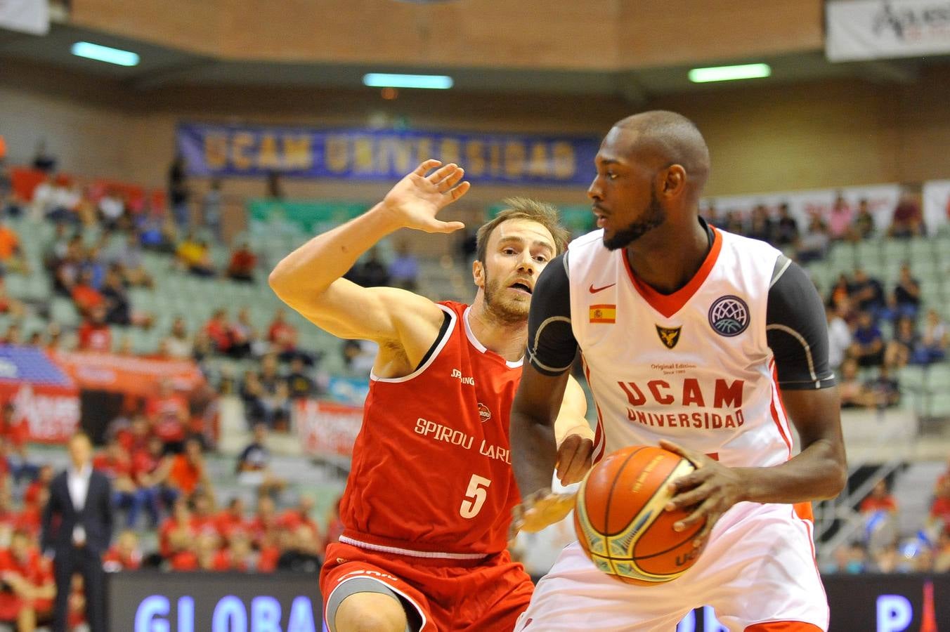 El conjunto universitario pasa la fase previa de la Basketball CL, tras caer en casa frente al Spriou Charleroi por 78-82