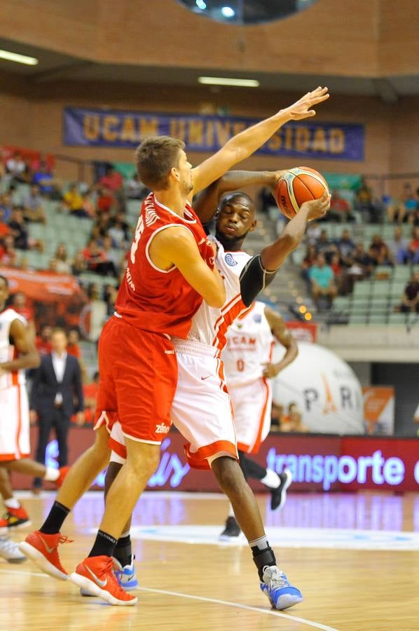 El conjunto universitario pasa la fase previa de la Basketball CL, tras caer en casa frente al Spriou Charleroi por 78-82